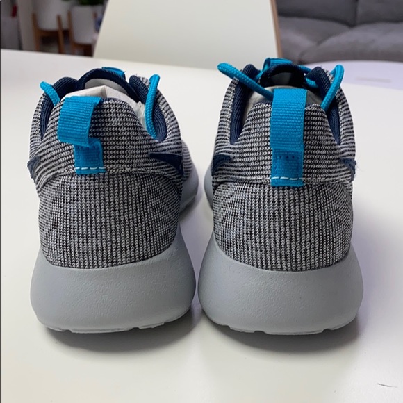 Nike Roshe Sneakers - Picture 4 of 5